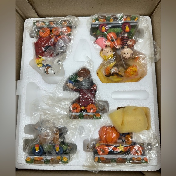 Danbury Mint Snoopy Peanuts pumpkin patch express Train Set